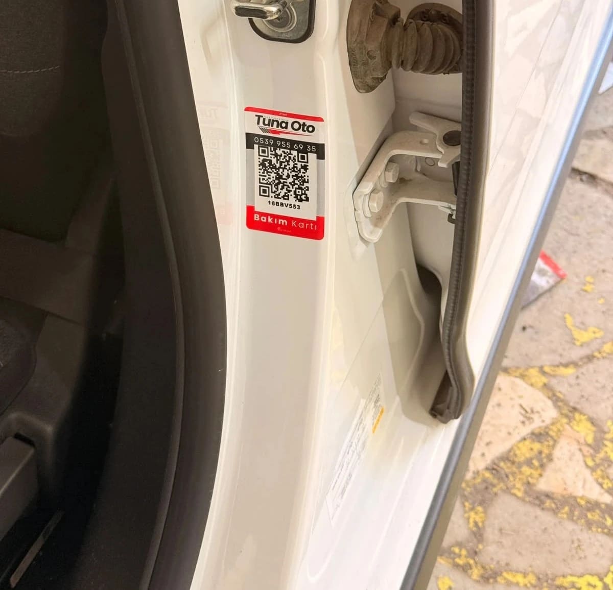 Araca yapıştırılan plakaya özel QR bakım kartı