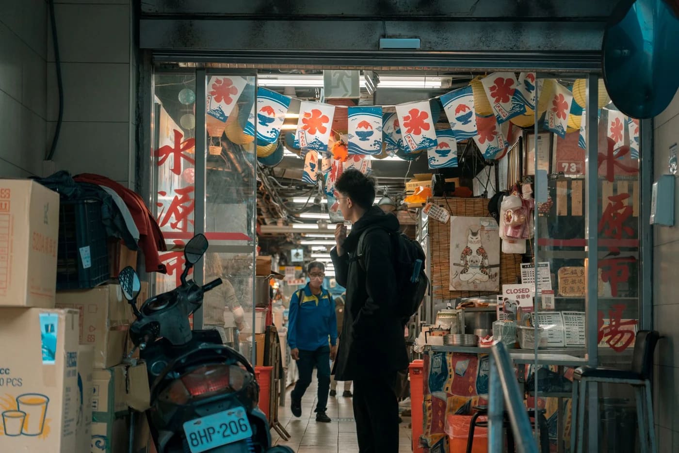 Sokakta dükkân cephesi